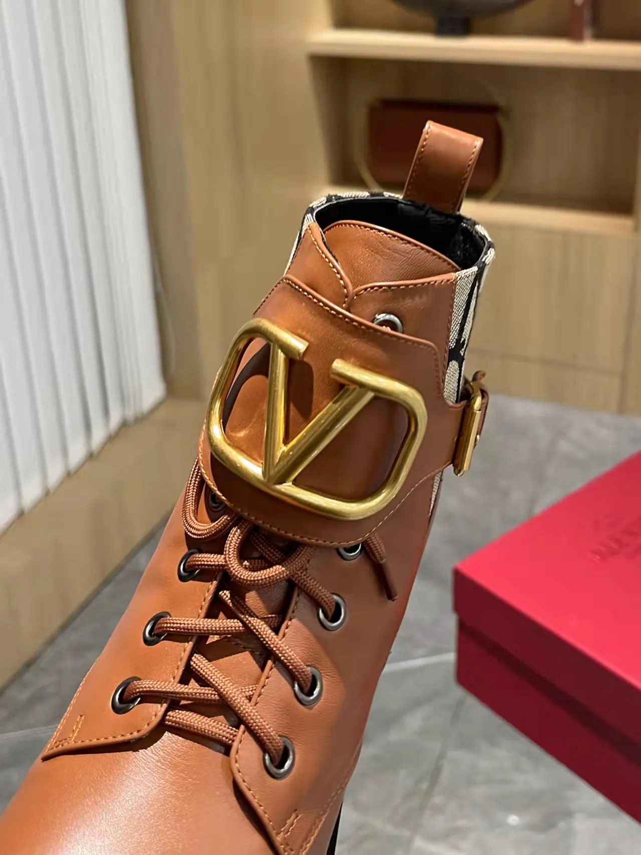 👟👟Ex-factory price 540👟👟 𝑉𝐴𝐿𝐸𝑁𝑇𝐼𝑁𝑂 Valentino's new autumn and winter Martin boots. The unique [V logo fabric print pattern] brings out a full sense of high-end, worth buying★Absolutely high-grade❥Original method Absolute sensibility❥Elegant style Create a different feeling, simple and elegant style!  Fabric: fabric printed cloth + imported cowhide. Lining: inner sheepskin. Bronze large buckle with high-end printing. Color: black, brown. Size: 35-41. (42 customized items cannot be returned or exchanged)